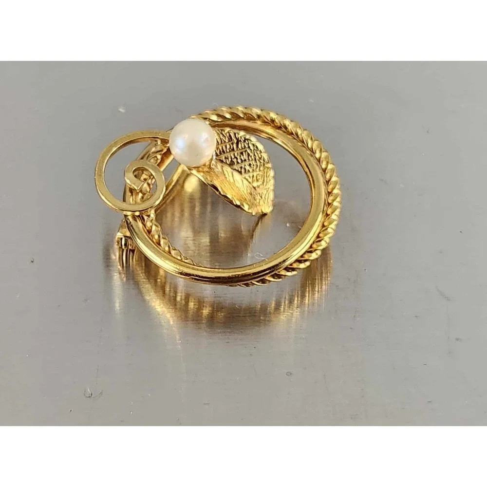Wells 14K G.F. brooch with pearl